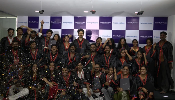 image is about all students are posing for photo in convocation ceremoney